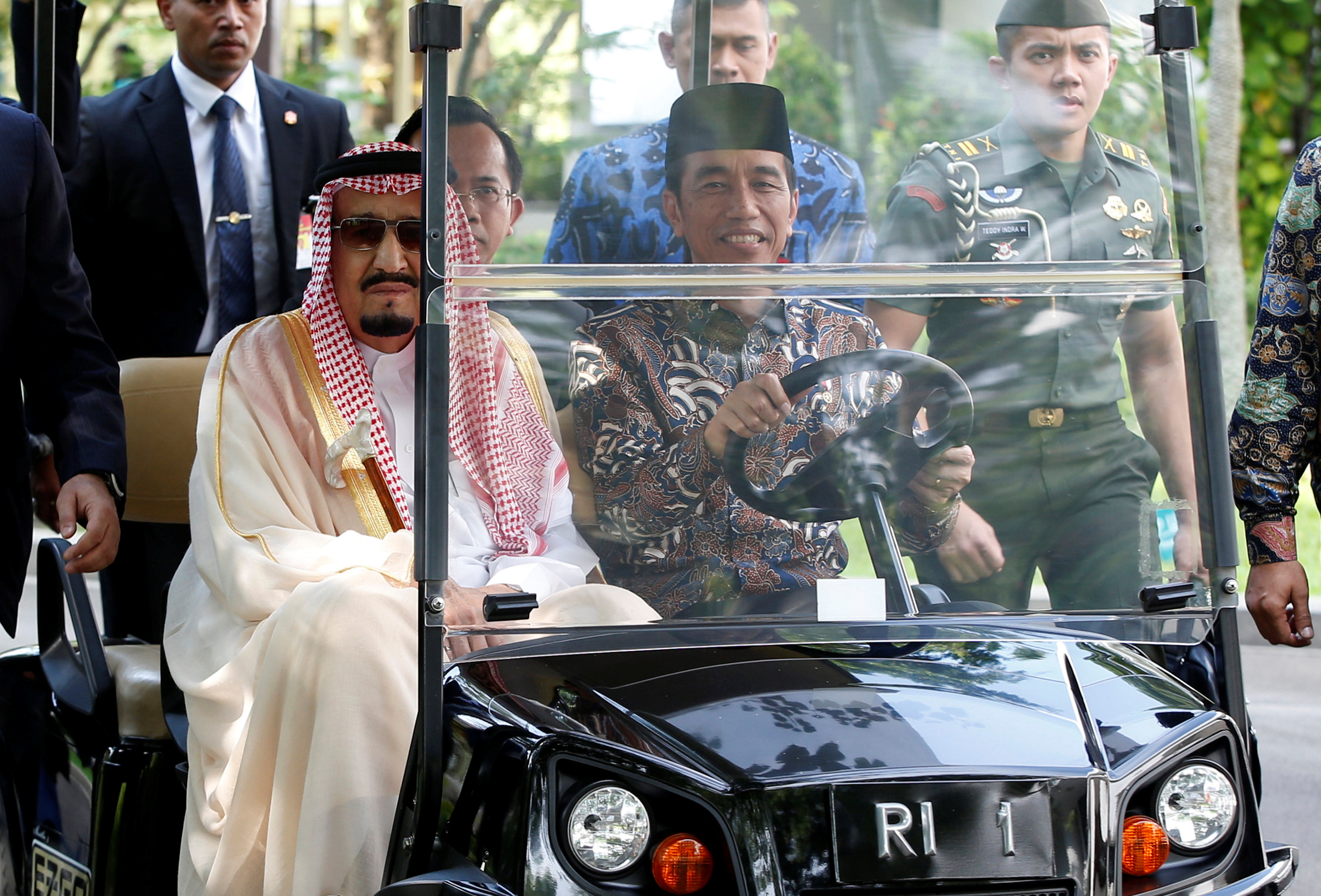 الملك سلمان مع  الرئيس الإندونيسى- رويترز