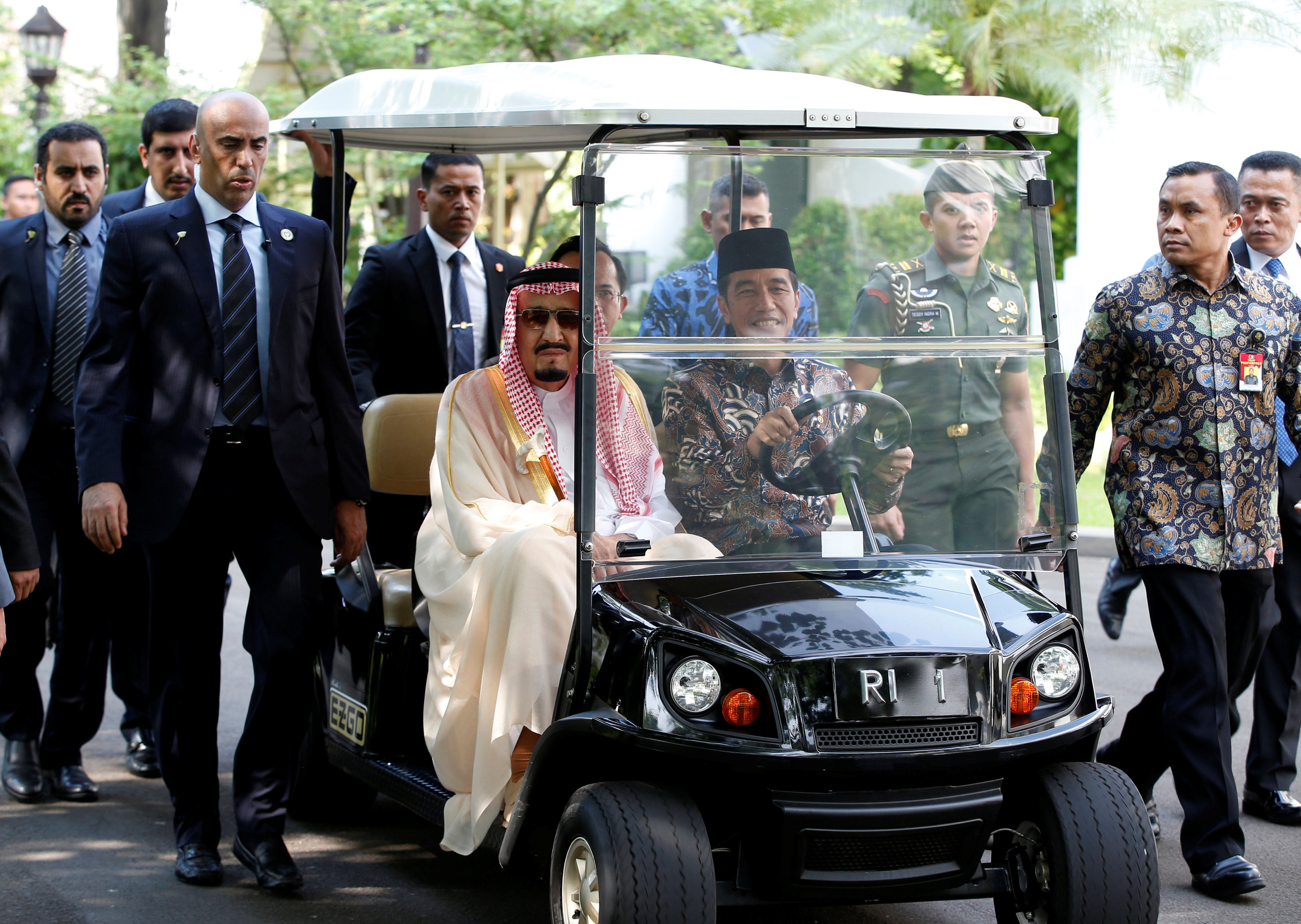 الملك سلمان بن عبد العزيز يستقل عربة جولف يقودها الرئيس الإندونيسى- رويترز