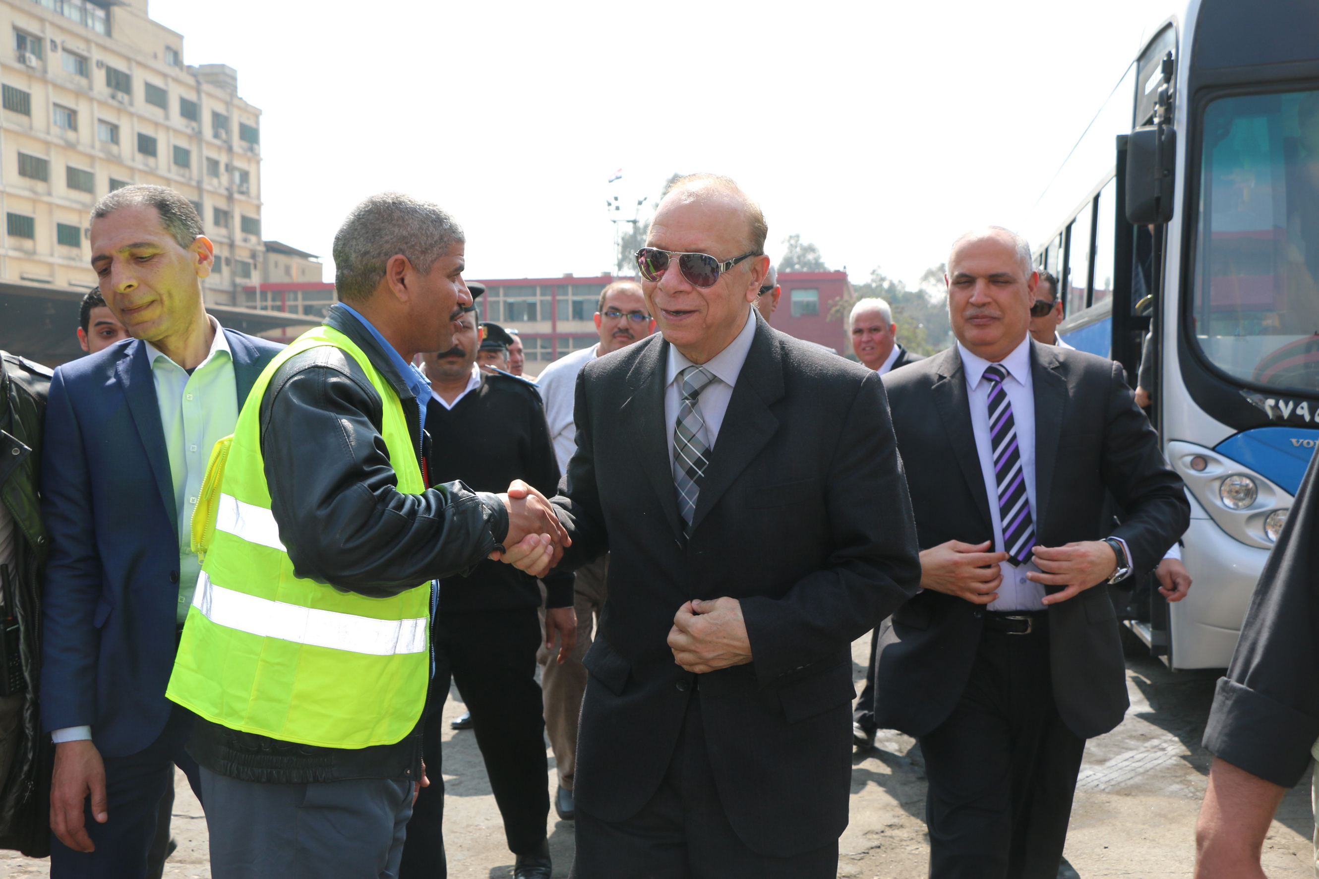 محافظ القاهرة خلال حفل تسليم 50 أتوبيس  نقل عام (4)