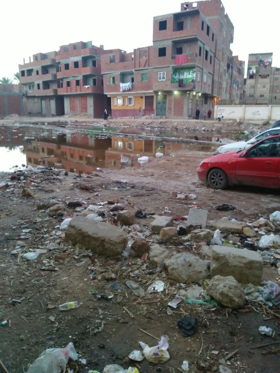 مياه الصرف تغرق شوارع قرية أبو صير (3)