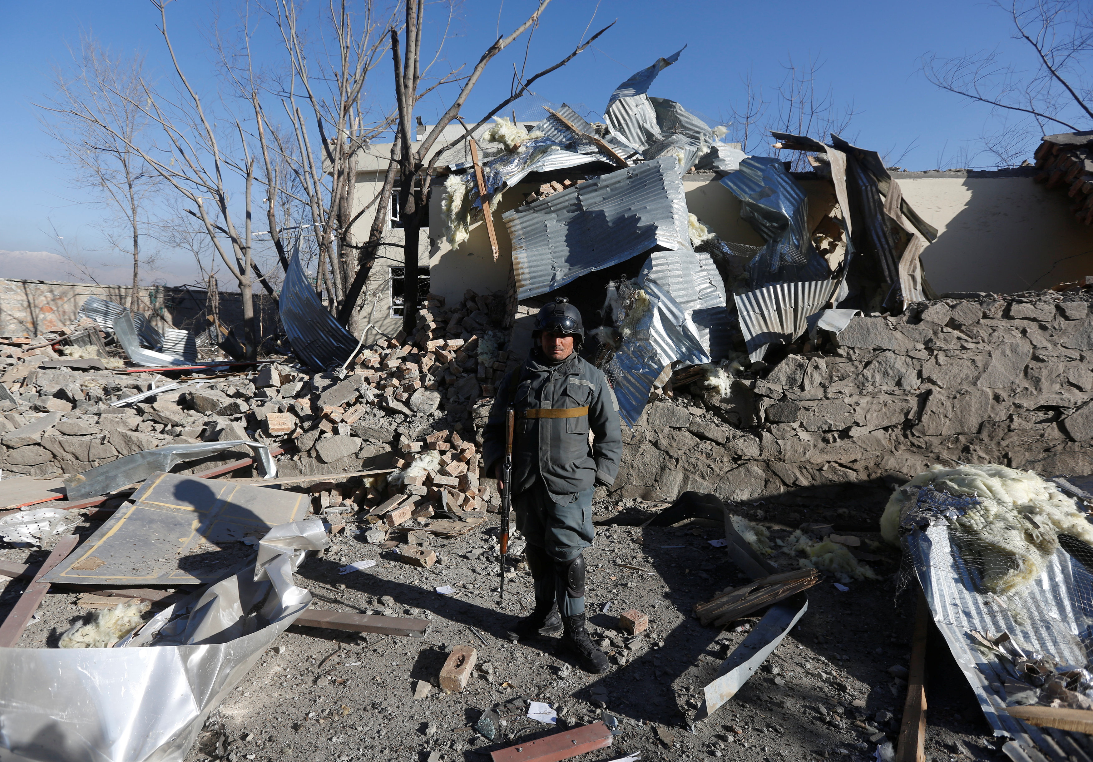 أحد أفراد الأمن الأفغانى يقف بمحيط التفجير