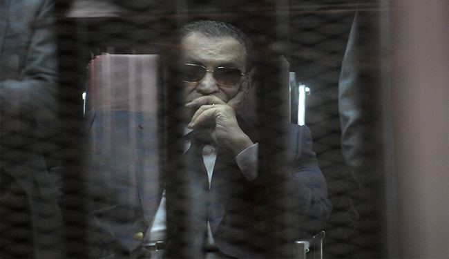 حسنى مبارك يتابع جلسات محاكته