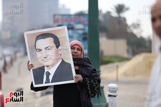 سيدة تحمل صورة مبارك امام مستشفى المعادى 