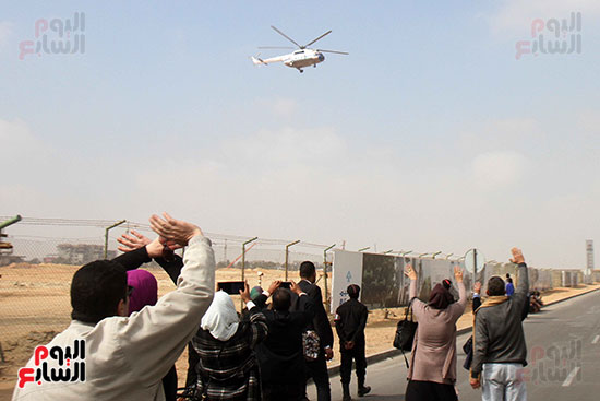اناصر مبارك يلوحون له لحظة وصوله  اكاديمية الشرطة بالطائرة 