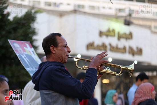 أحد أنصار مبارك يعزف لحظة وصول الرئيس الأسبق المستشفى العسكرى