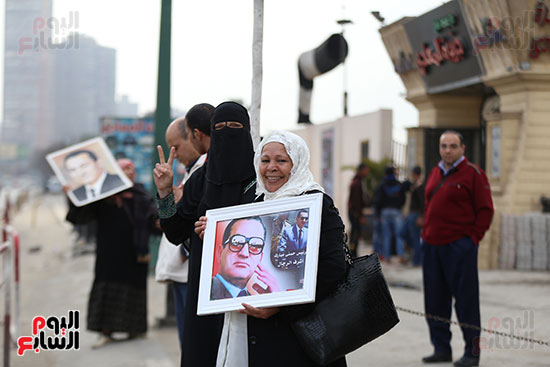أنصار مبارك أمام مستشفى المعادى