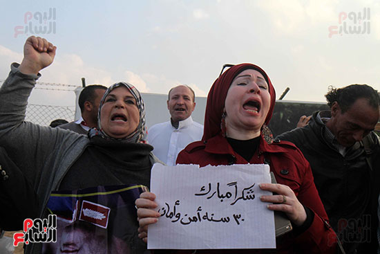 سيدة تحمل لافتة "شكرا مبارك 30 سنة"