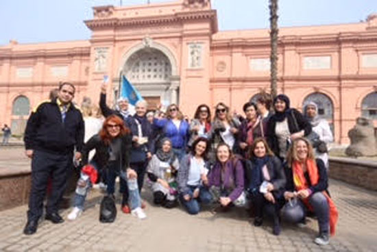زوجات السفراء يلتقطن صورة تذكارية أمام المتحف المصرى
