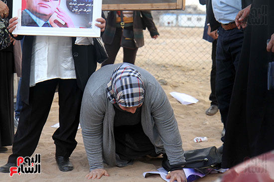 سيدة من أنصار مبارك تسجد بعد براءته