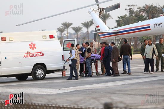رجال الأمن والمسئولون أثناء نقل الرئيس الأسبق للمستشفى العسكرى