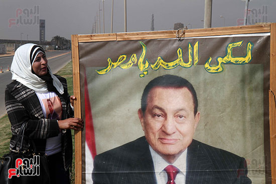 سيدة تحمل صورة مبارك 