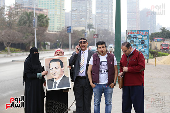 أنصار مبارك يحرصون على متابعة محاكمته أمام المعادى العسكرى