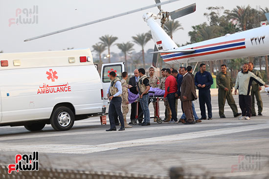 سيارة الإسعاف تقل الرئيس الأسبق للمستشفى