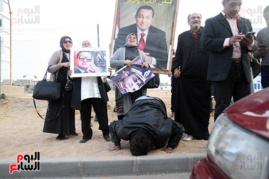 أحد أنصار مبارك يسجد لله بعد براءته 