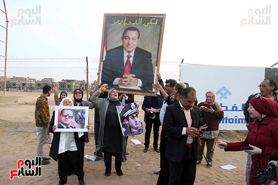 صورة كبيرة لمبارك بجوار أنصاره
