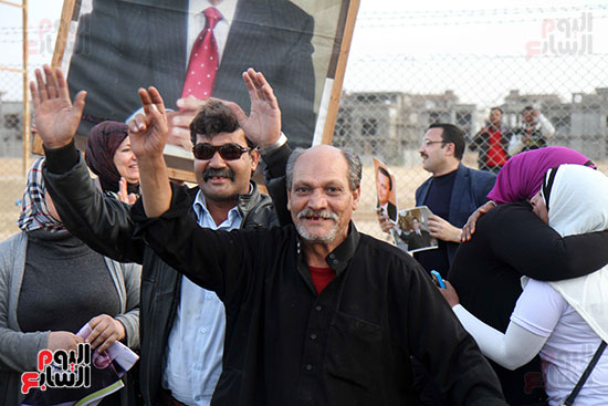 أحد أنصار مبارك يرفع علامة النصر 