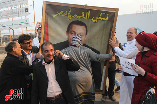 أنصار مبارك يقبلون صورة مبارك