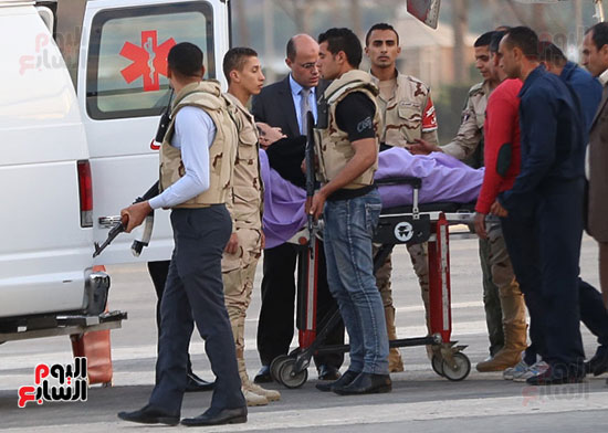 الرئيس مبارك أثناء نقله لسيارة الإسعاف