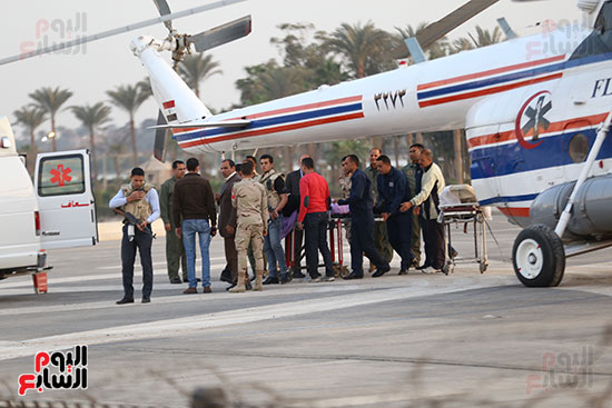 الرئيس الأسبق حسنى مبارك أثناء خروجه من الطائرة لاستقلال سيارة الإسعاف