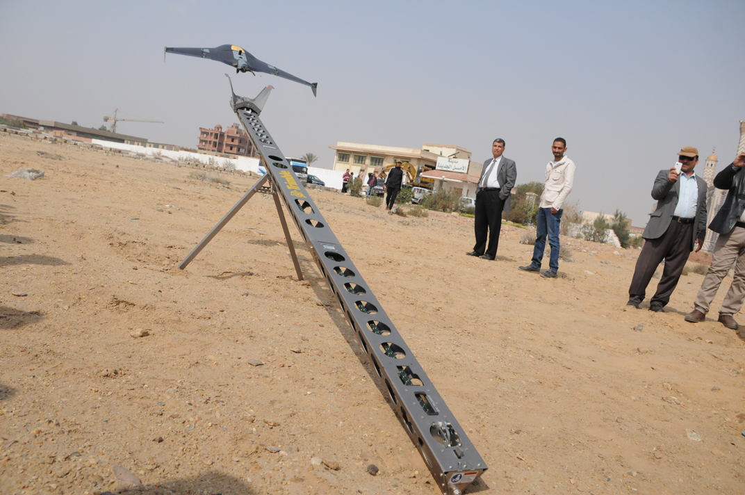 طائرة خاصة للمساحة العسكرية تصور مدينة العبور لرصد المبانى المخالفة (3)