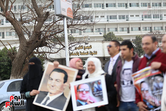 وقفة لأنصار مبارك امام مستشفى المعادى 