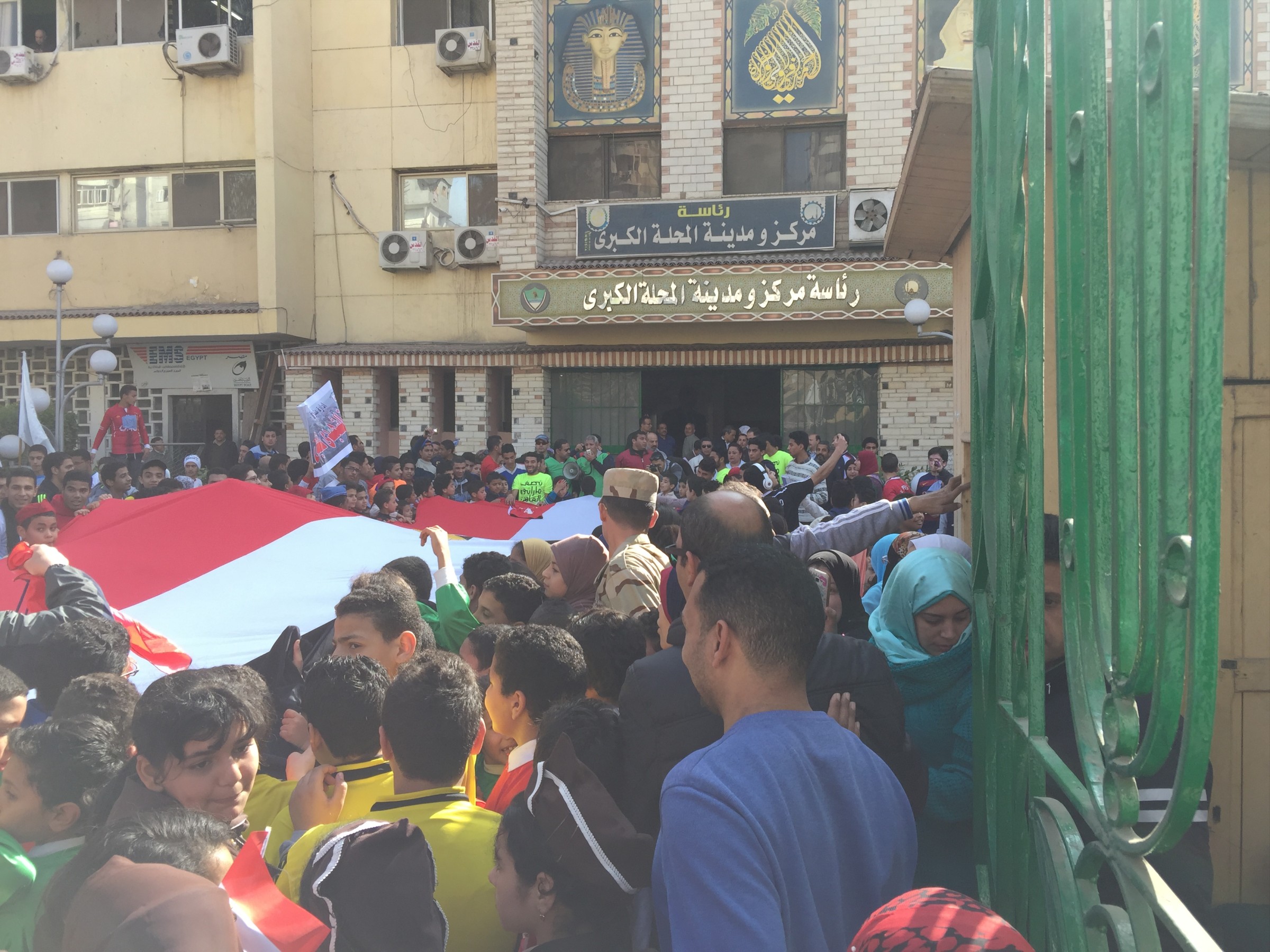 الطلاب داخل ساحة مجلس مدينة المحلة