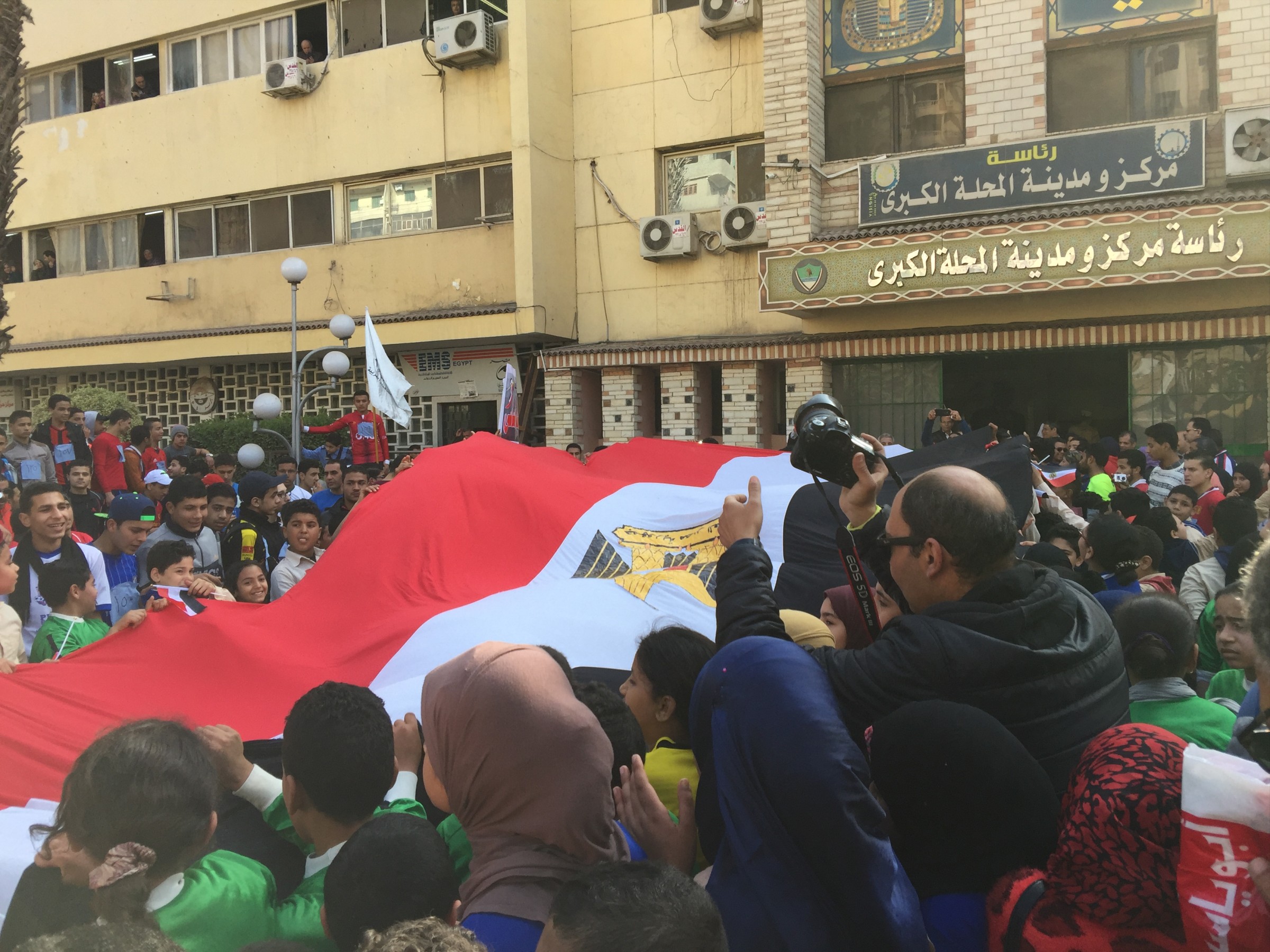 الطلاب يرفعون علم مصر فى ساحة مجلس المدينة