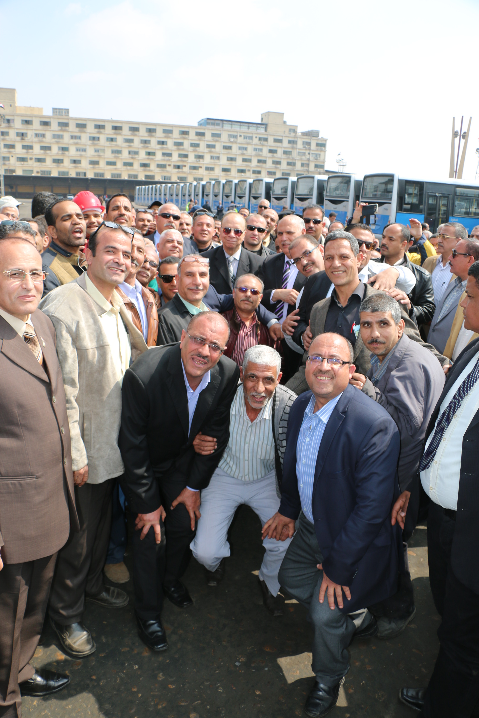محافظ القاهرة خلال حفل تسليم 50 أتوبيس  نقل عام (1)