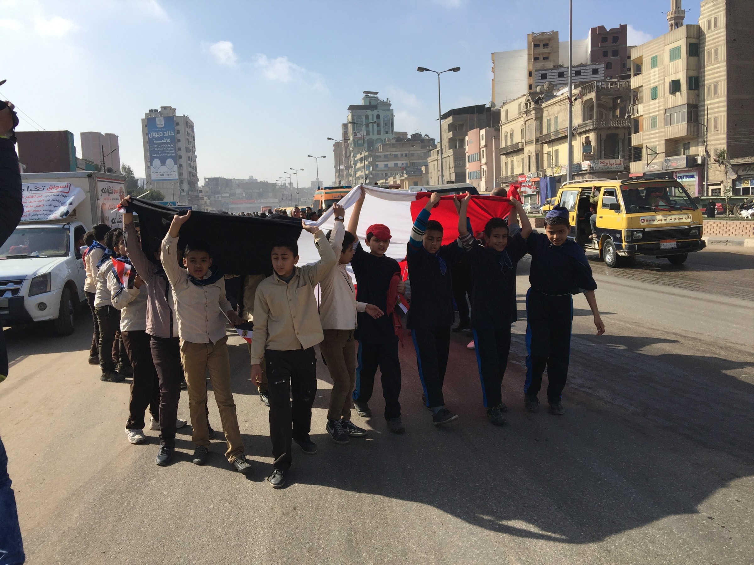 الطلاب يحملون علم مصر فى الماراثون