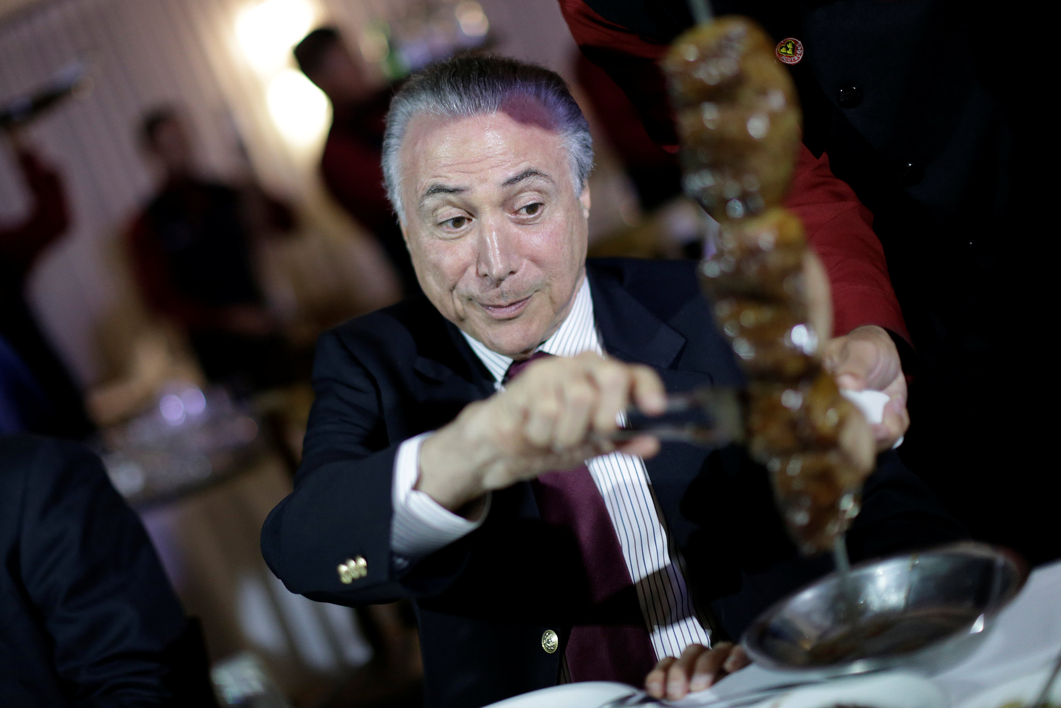 ميشيل تامر رئيس البرازيل يقطع شرائح اللحم