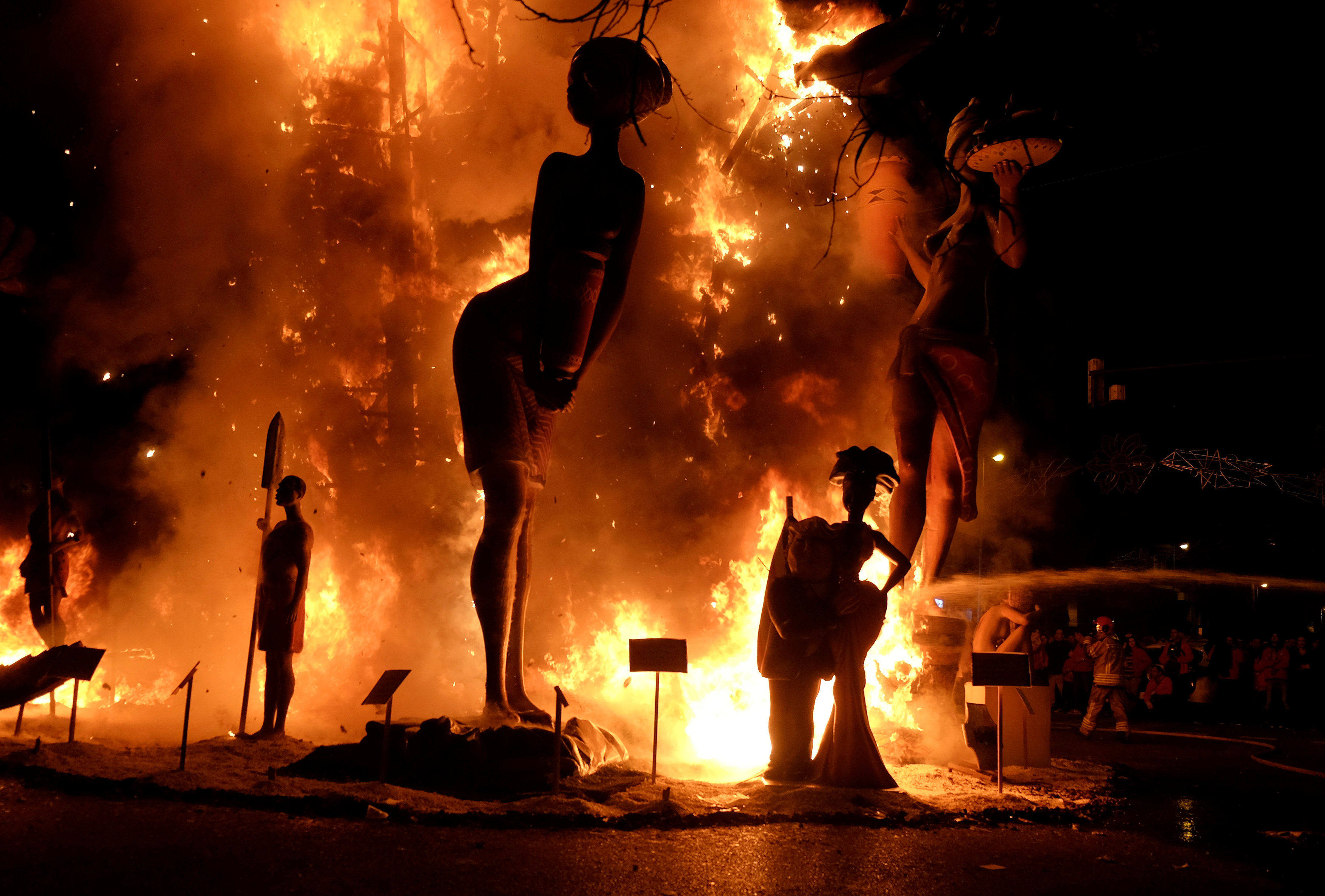 النيران تلتهم التماثيل احتفالا بقدوم الربيع فى إسبانيا