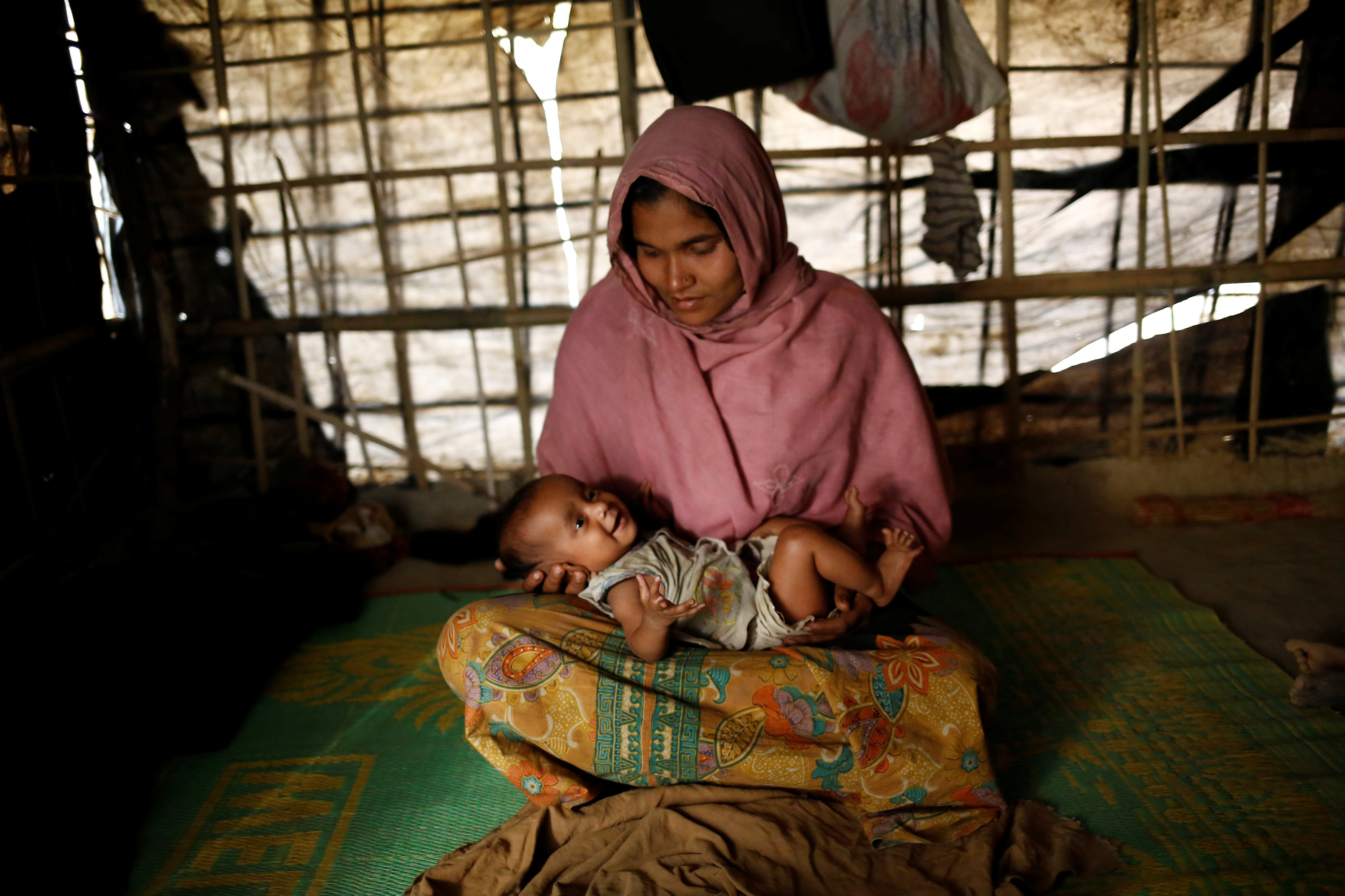 سيدة من مسلمى الروهينجا تحمل طفلها