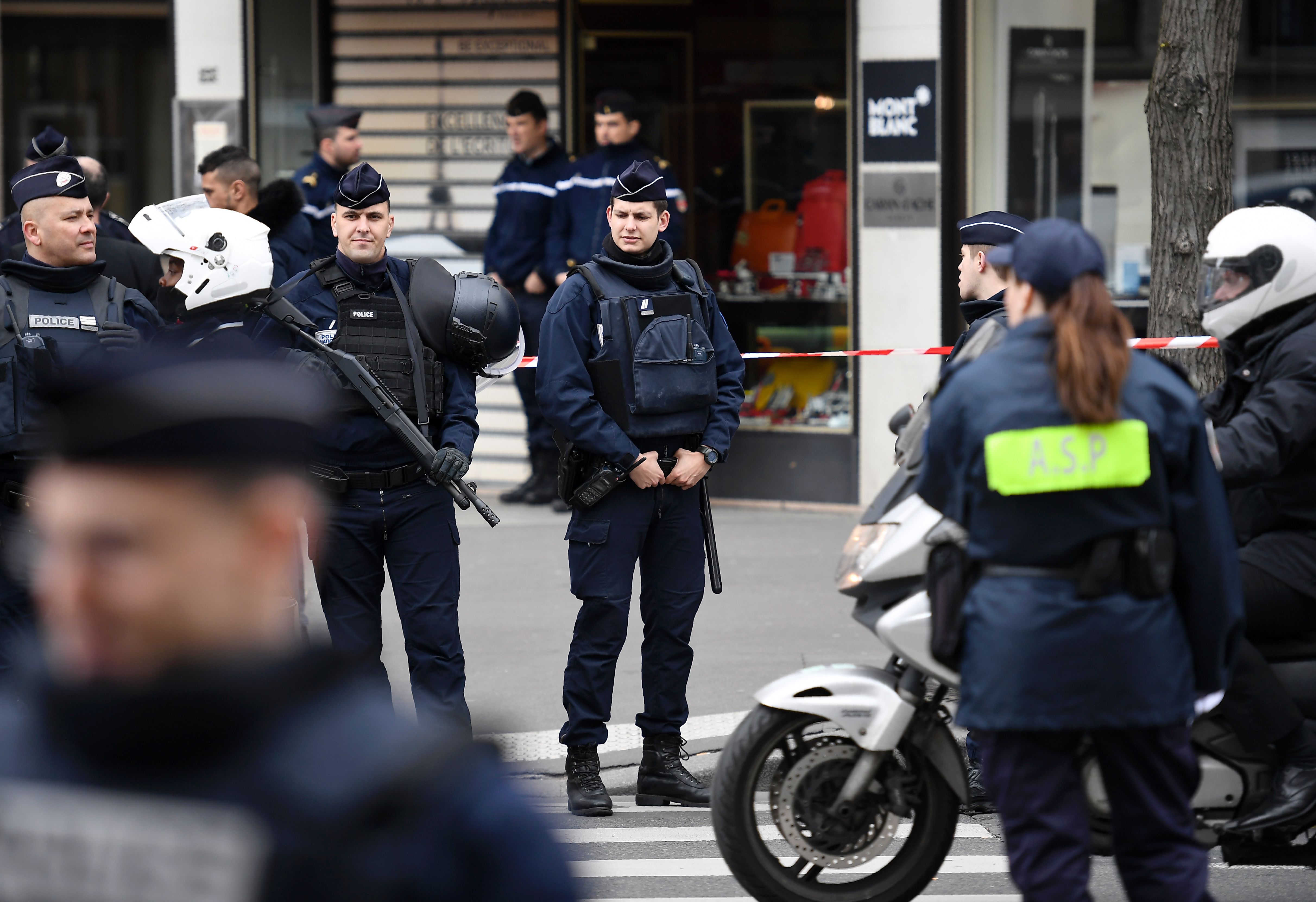 الشرطة الفرنسية تمنع المواطنين من التواجد فى محيط المحكمة