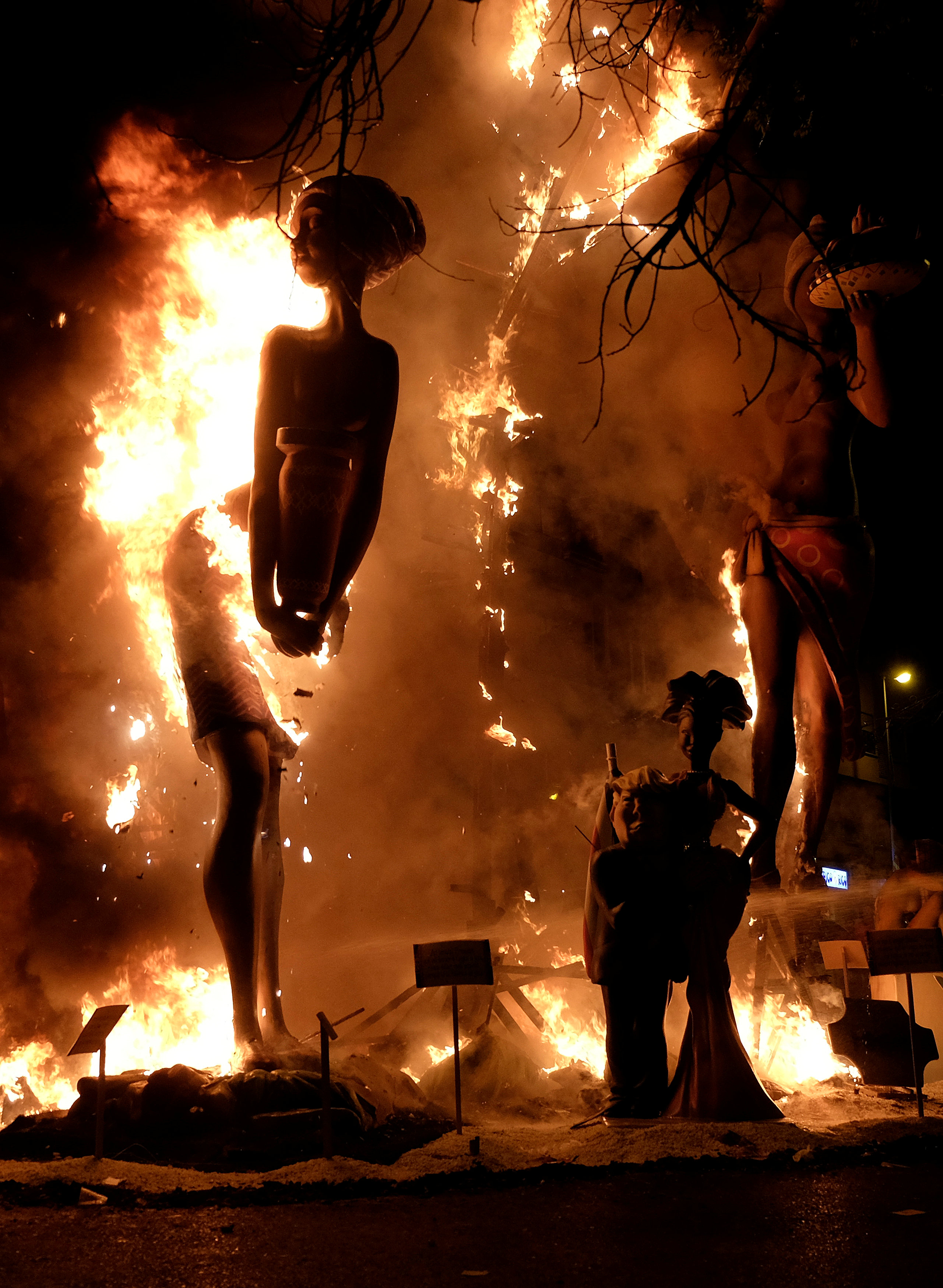 لحظة اشعال النيران فى  تماثيل لشخصيات عامة