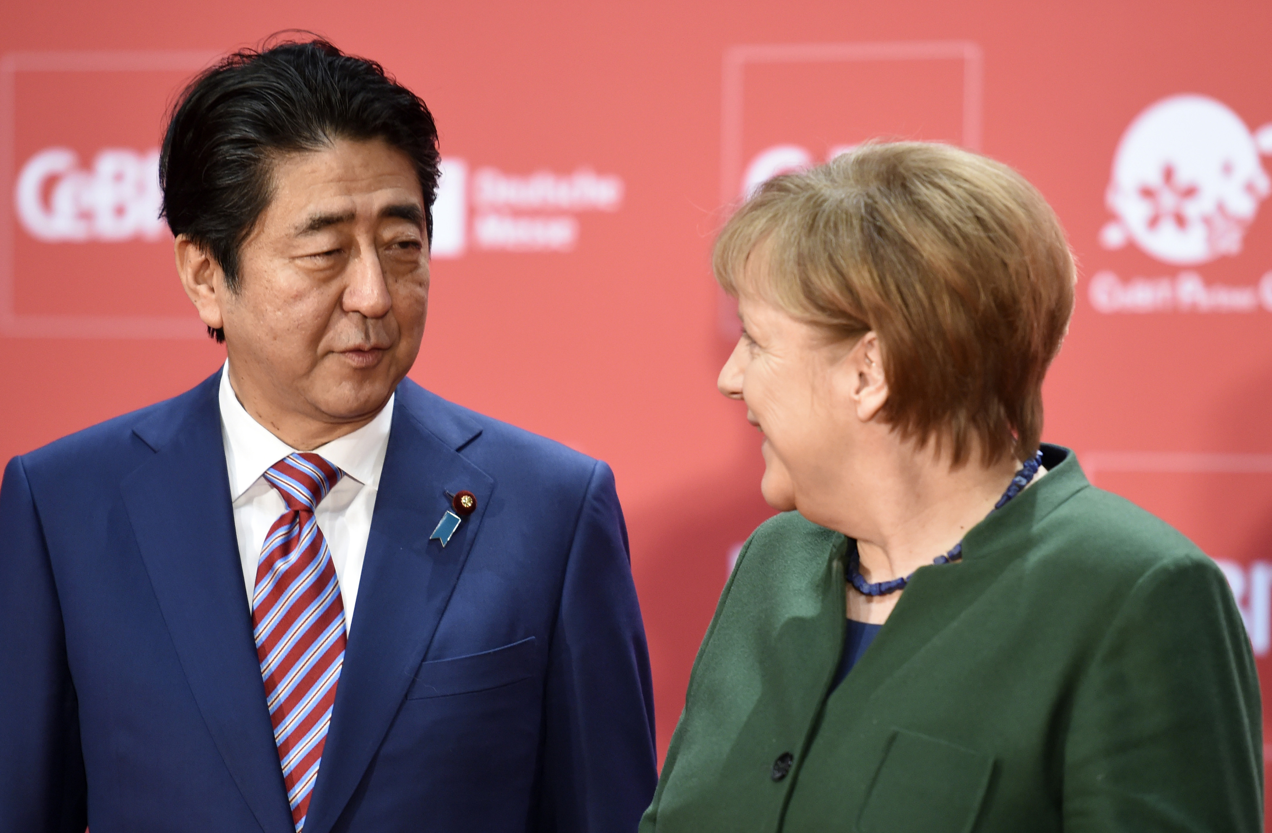 المستشارة الألمانية ورئيس وزراء اليابان