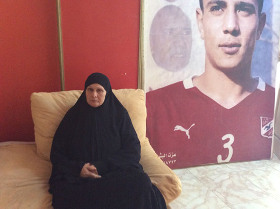 والدة الراحل محمد عبد الوهاب مع صورته