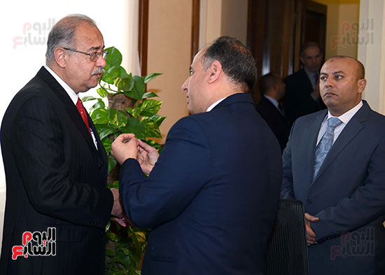 الدكتور محمد سلطان محافظ الإسكندرية خلال حديثه مع رئيس الوزراء