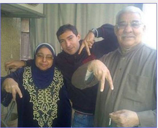 محمد بركات مع والده ووالدته