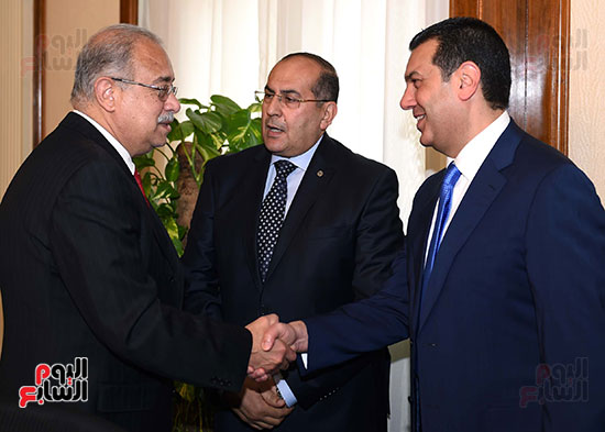 المهندس ياسر الدسوقى محافظ أسيوط خلال حديثه لرئيس الوزراء