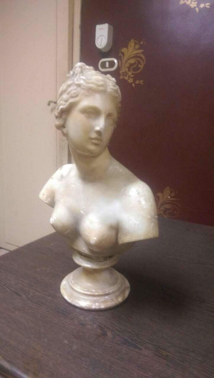 تمثال لنصف امرأة عارية الصدر