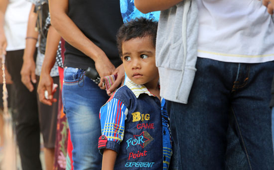 طفل يقف فى طابور الانتخابات فى تيمور الشرقية