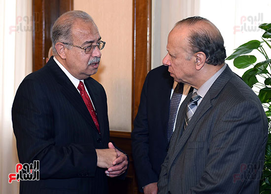 عاطف عبد الحميد محافظ القاهرة يناقش رئيس الوزراء