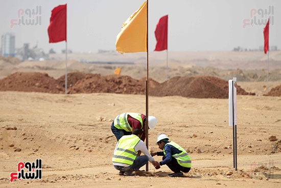 العمال فى المجمع الرياضى 