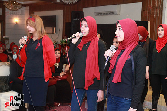 الطالبات أثناء تقديم اغنية الحفل