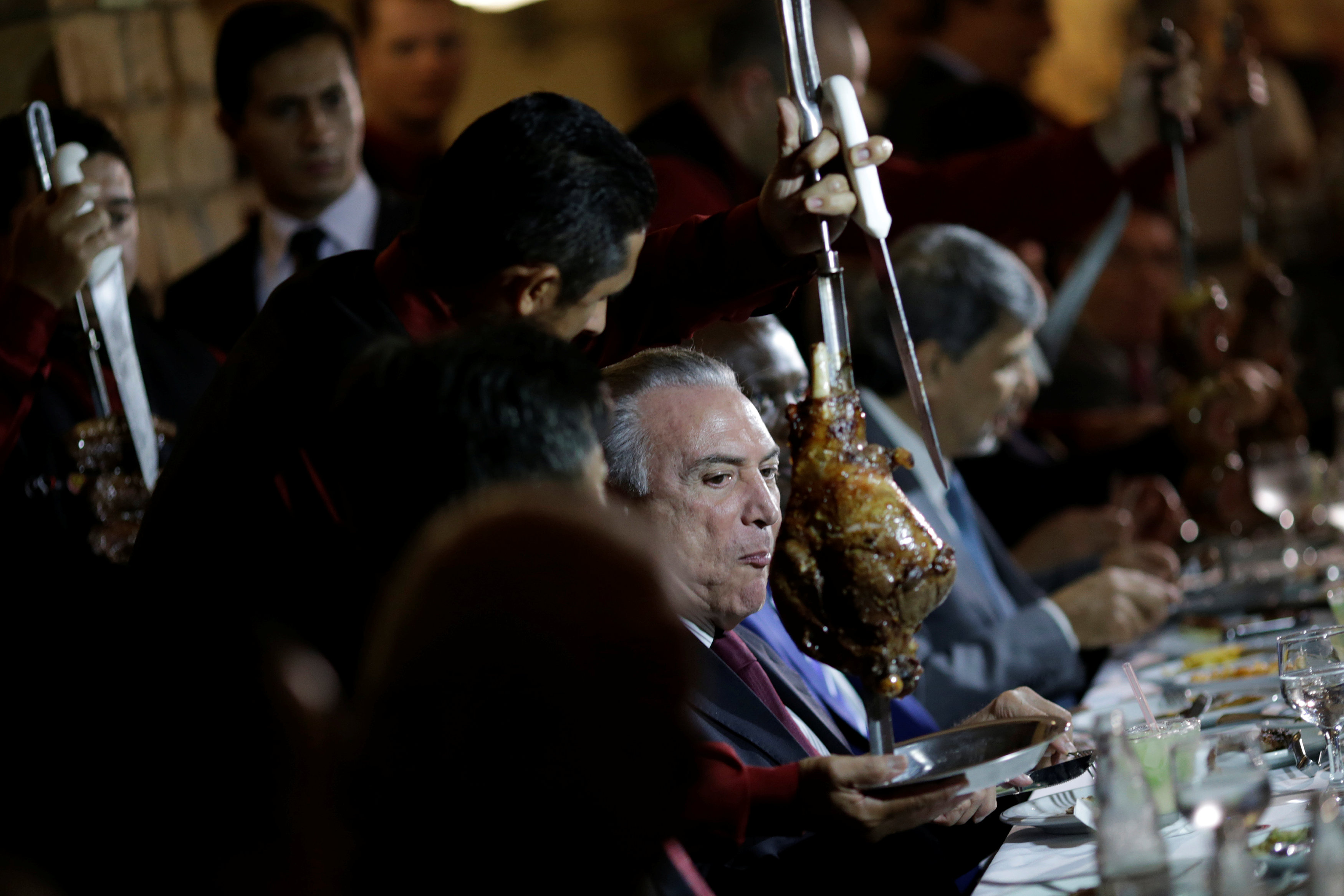 ميشيل تامر رئيس البرازيل خلال تناولة اللحوم