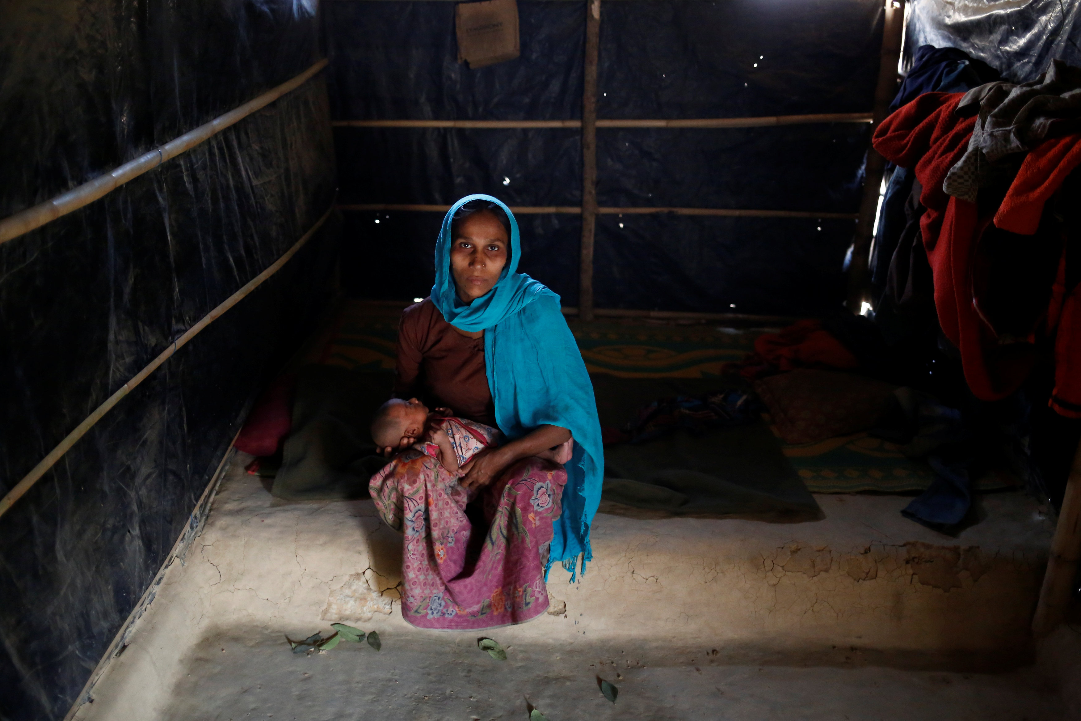 سيدة من مسلمى الروهينجا داخل مخيم للاجئين