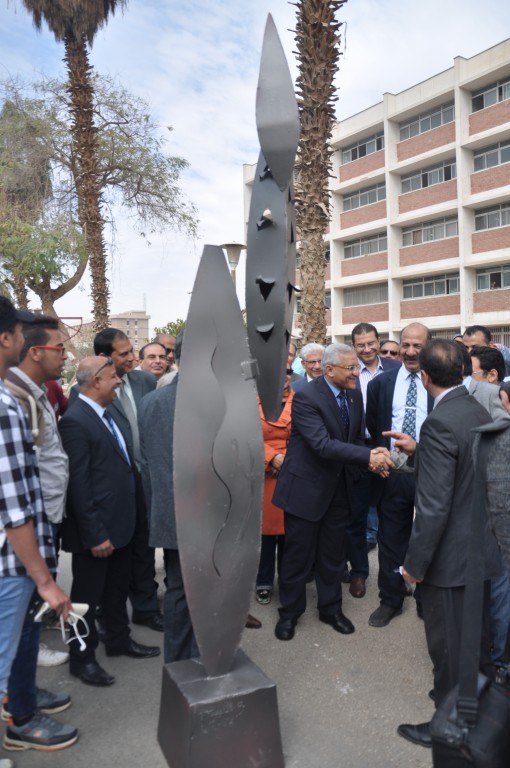رئيس جامعة المنيا يفتتح المعرض الفني للنحت 