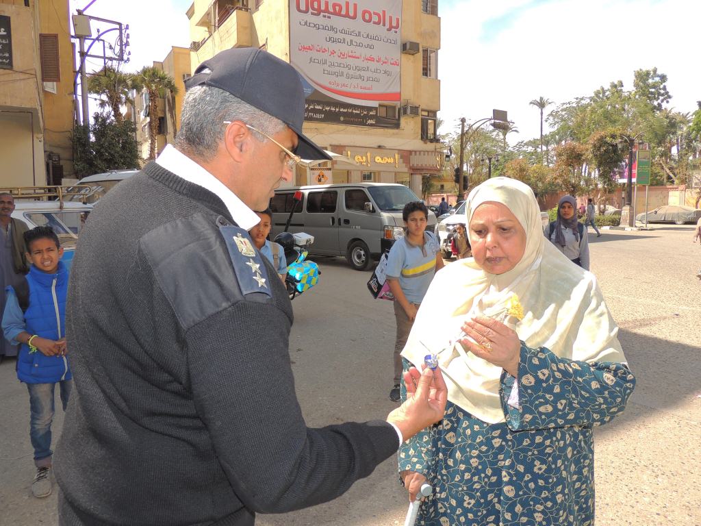 1- رجال المرور بالأقصر يوزعون الورود والحلوي علي الأمهات بشوارع المدينة