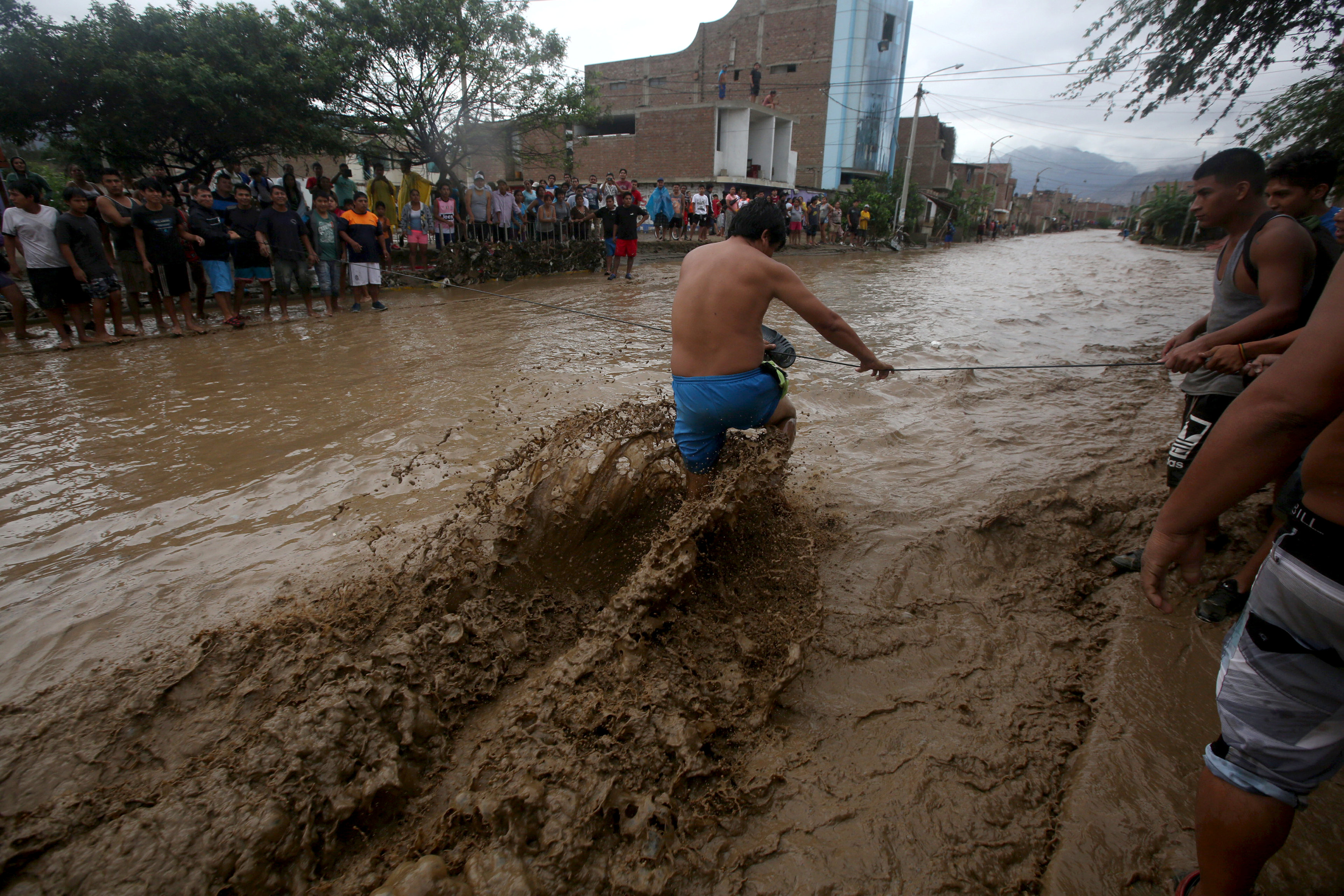 فيضانات هوايكو تدمر 134 ألف منزل وتشرد الآلاف فى بيرو