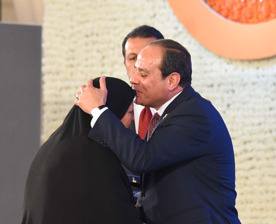 الرئيس السيسى يكرم المرأة المصرية فى عيد الأم (4)